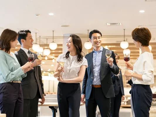 パーティーを楽しむ人々