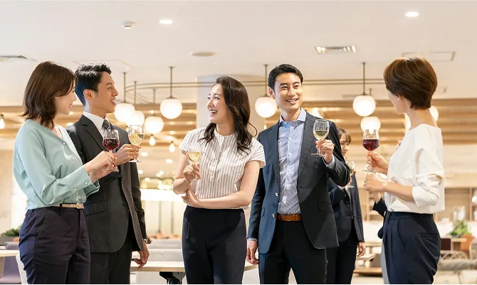 パーティーを楽しむ人々